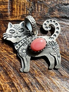 Sterling Silver Queen Conch Cat Pendant